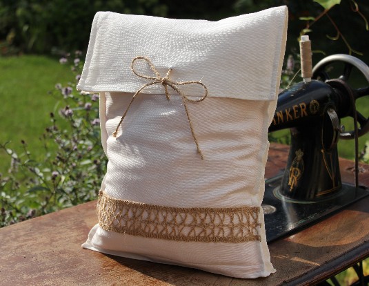 Ozdobna poszewka na poduszkę w oryginalmy wzorze z lnu z domieszką bawełny - biała